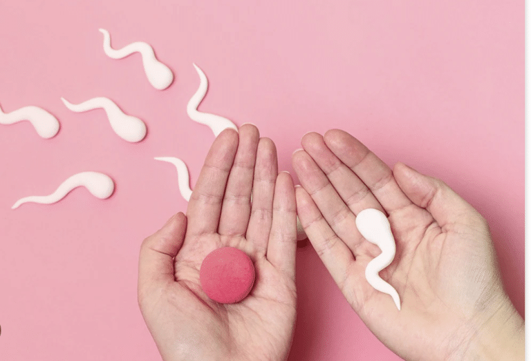 Mains tenant des spermatozoïdes en plastique