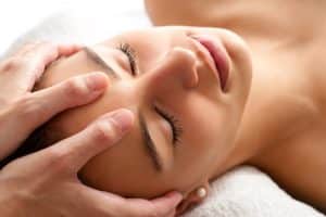 ostéopathie cranienne sur un corps féminin.