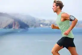 Un coureur sur une plage.