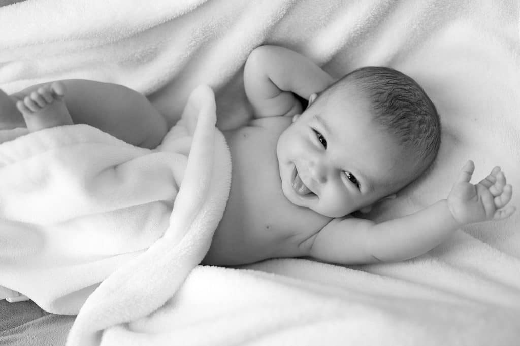 Bébé allongé sur une couverture douce.